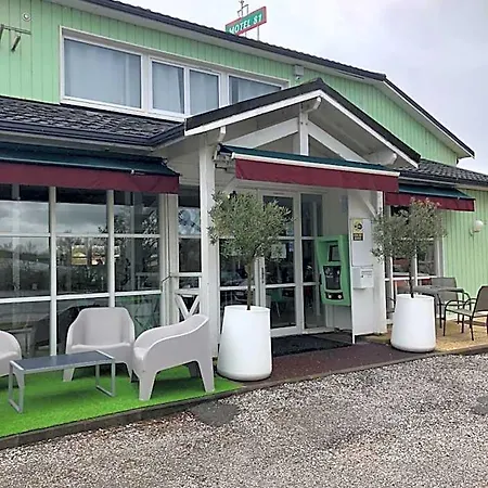 Le 81 Hotel